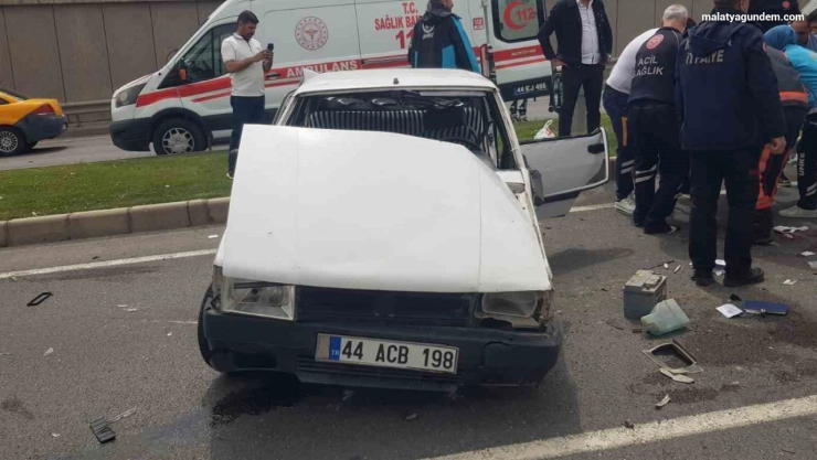 Çekici ile çarpışan Tofaş kağıt gibi ezildi: 8 yaralı