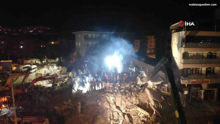 Malatya'da depremin 3. gününde gece çalışmaları havadan görüntülendi