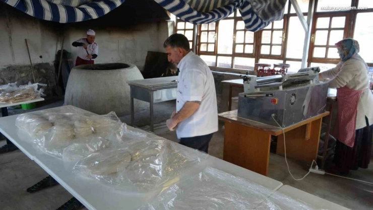 Depremzede esnaf tandır ekmeği geleneğini sürdürüyor