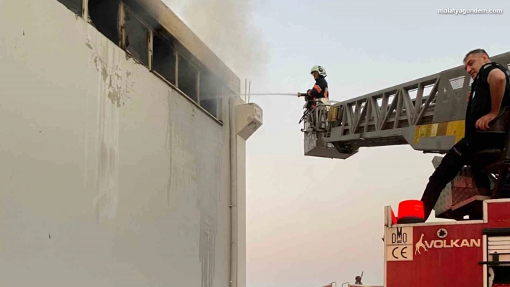 Fabrika'da çıkan yangın paniğe neden oldu