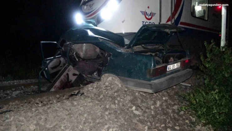 Trenin altında kalan otomobilin sürücüsü hayatını kaybetti