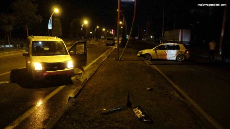 Malatya'da hafif ticari araç ile otomobil çarpıştı: 2 yaralı