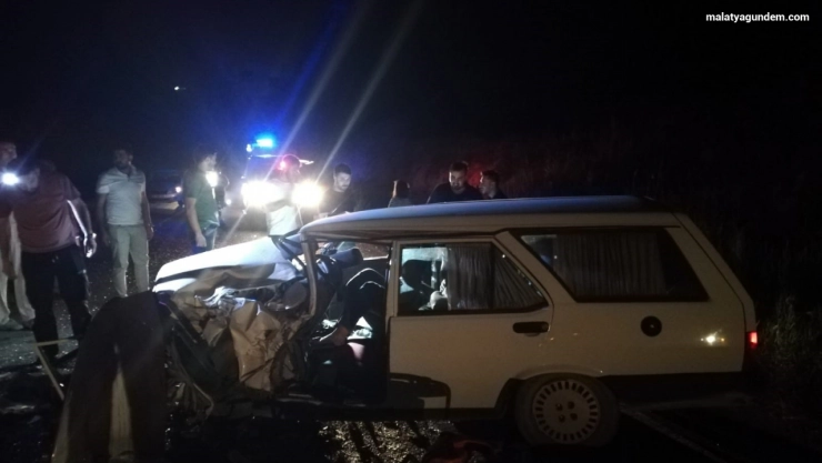 Hafif ticari araç ile otomobil çarpıştı: 8 yaralı