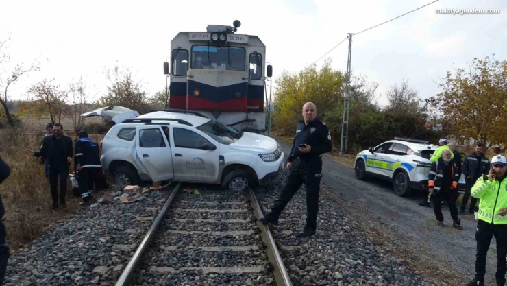 Hafif ticari araca yük treni çarptı: 2 yaralı