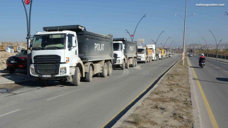 Hafriyat kamyonu sürücüleri kontak kapattı