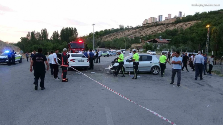 Malatya'da iki araç kafa kafaya çarpıştı: 11 yaralı