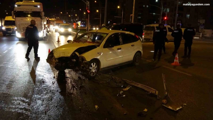 İki aracın çarpıştığı kazada ortalık savaş alanına döndü: 3 yaralı