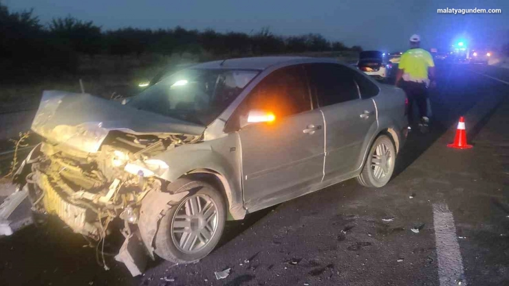 İki otomobil çarpıştı 1 kişi yaralandı