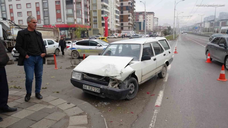 Malatya'da iki otomobil çarpıştı: 2 yaralı