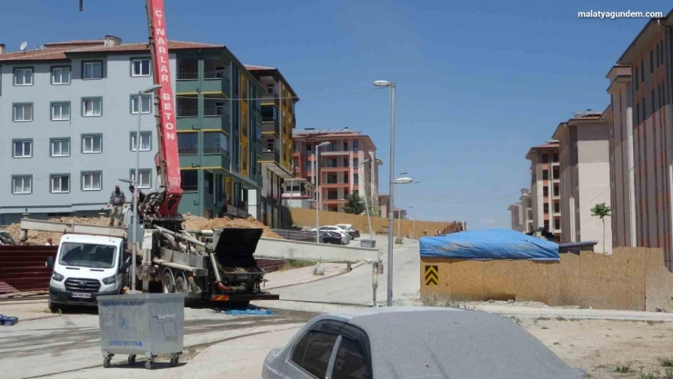 İnşaat alanındaki çukura düşen işçi yaralandı