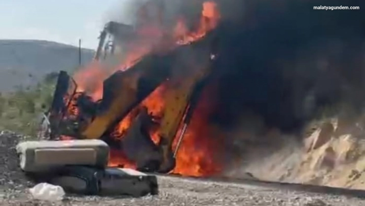 Malatya'da iş makinesi alev alev yandı