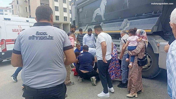 Kamyon ile motosiklet çarpıştı: 1 yaralı