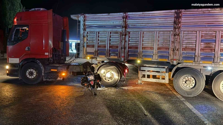 Kamyon ile motosiklet çarpıştı: 1 yaralı