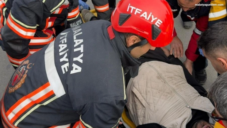 Malatya'da kamyonet ile kamyon çarpıştı: 1 yaralı