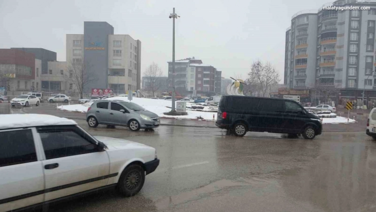 Malatya'da kar yağışı etkili oluyor