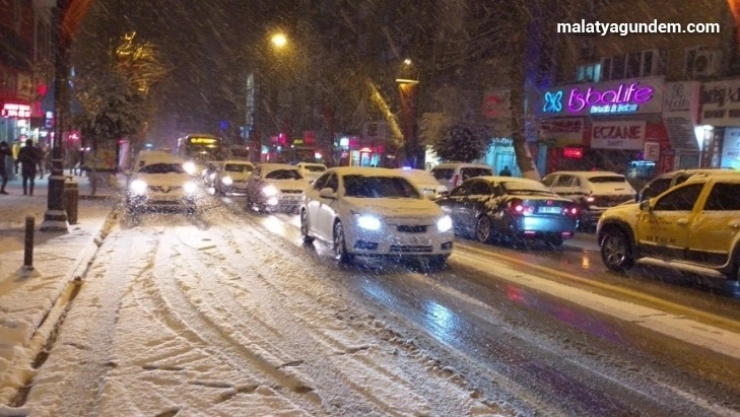 Kar yağışı ve tipi sürücülere zor anlar yaşattı