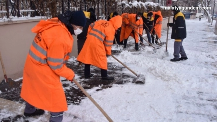 Malatya'da karla mücadele aralıksız sürüyor