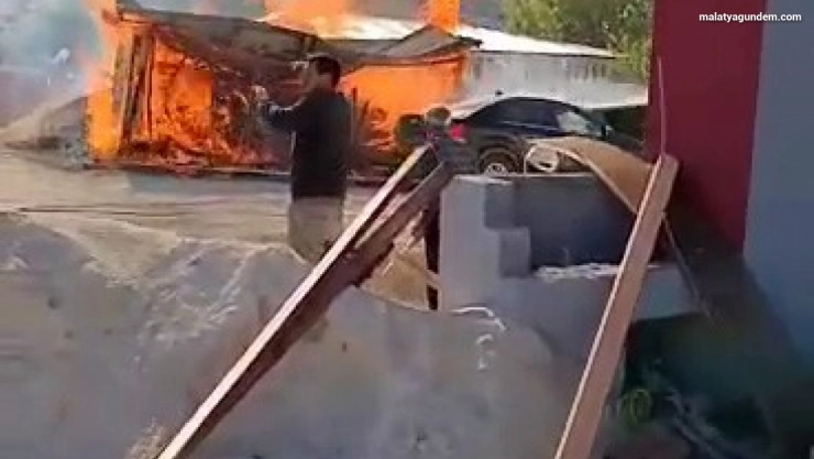 Malatya'da kereste deposunda korkutan yangın