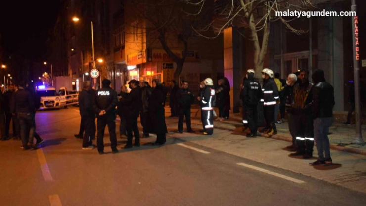 Kolonlarında çatlama iddiasıyla bir apartman tahliye edildi