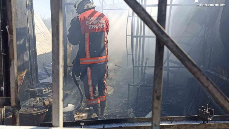 Çıkan yangında konteyner kullanılamaz hale geldi