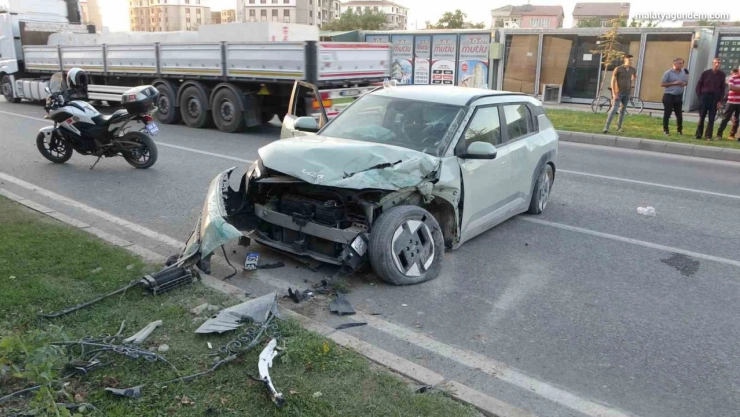 Kontrolden çıkan araç refüje çarptı: 3 yaralı