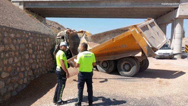 Kontrolden çıkan hafriyat kamyonu istinat duvarına çarptı: 1 ölü
