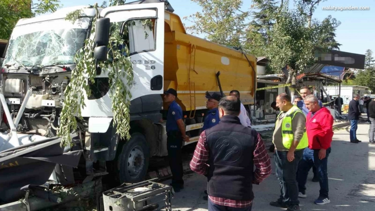 Bir hafriyat kamyonu dehşeti daha  4 iş yeri kullanılamaz hale geldi