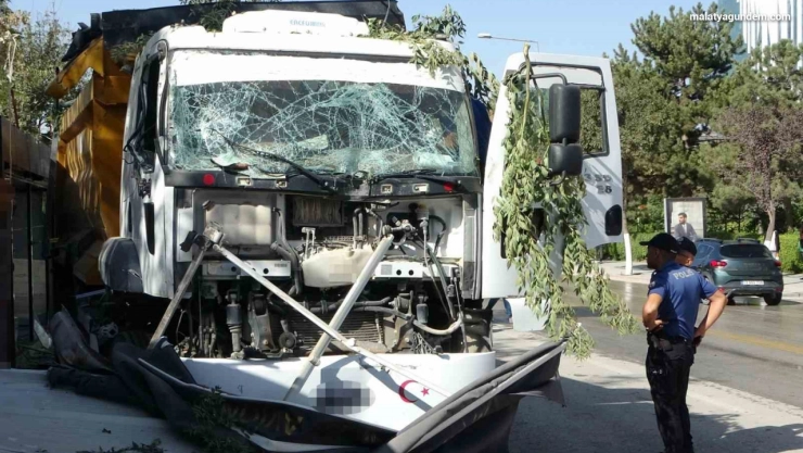 Malatya'da kontrolden çıkan hafriyat kamyonu iş yerlerine daldı