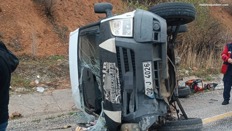 Kontrolden çıkan minibüs devrildi: 5 yaralı