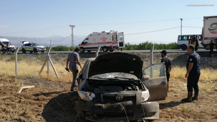 Kontrolden çıkan otomobil bahçeye uçtu 3 kişi yaralandı