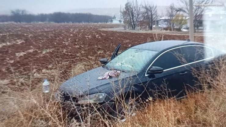 Kontrolden çıkan otomobil tarlaya girdi: 4 yaralı
