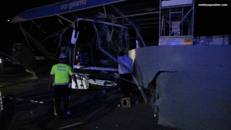 Malatya'da kontrolden çıkan yolcu otobüsü oto yıkamaya daldı: 8 yaralı