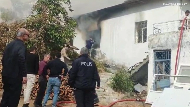 Malatya'da korkutan ev yangını