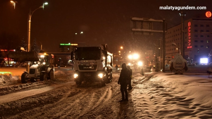 Malatya'da loğun kar mesaisi