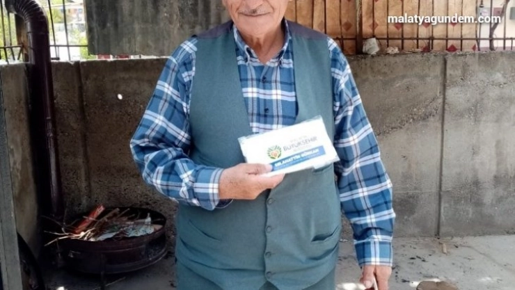 Malatya'da maske dağıtımı devam ediyor