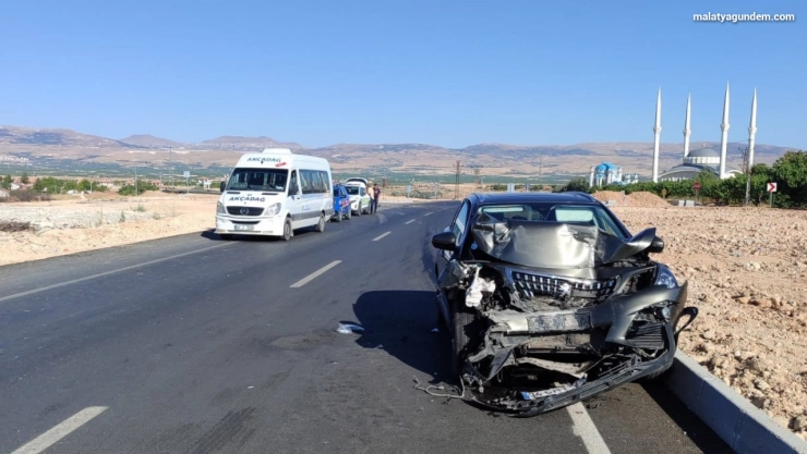 Minibüs ile otomobil çarpıştı: 9 yaralı