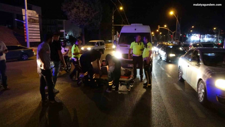 Malatya'da motokurye kazada yaralandı