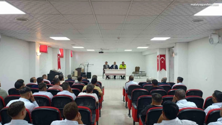 Malatya'da okul servisi sürücülerine bilgilendirme toplantısı düzenlendi