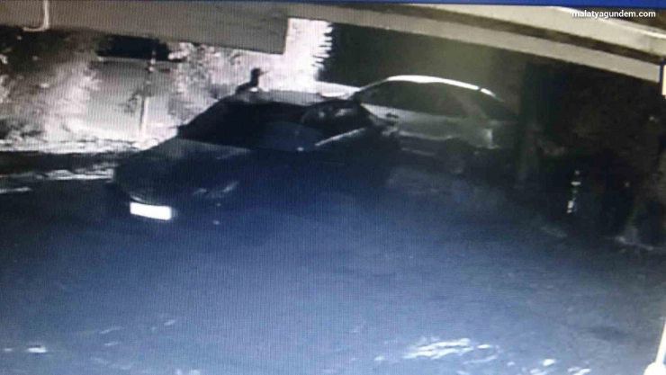 Oto hırsızlığı girişimi kameraya yansıdı