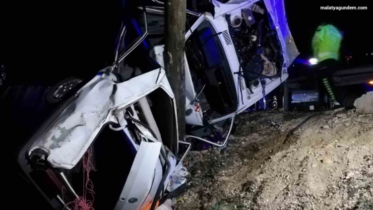 Aydınlatma direğine çarpan araçta 1 ölü, 2 yaralı