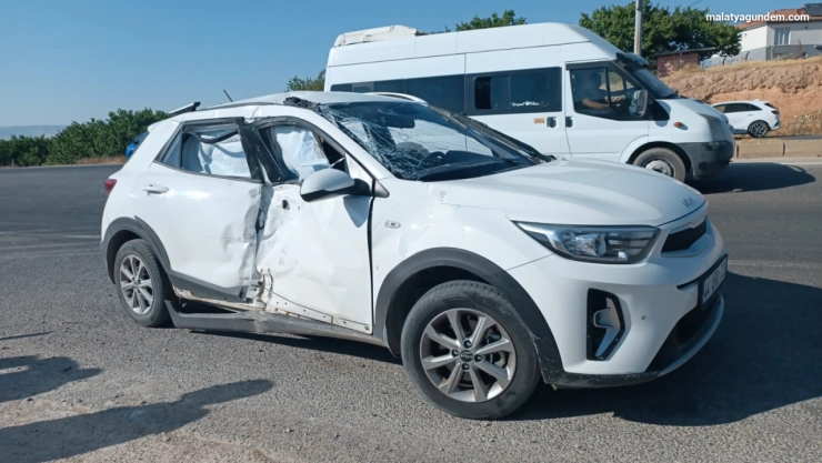 Otomobil ile motosiklet çarpıştı: 1 ağır yaralı