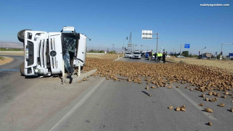 Pancar yüklü tır devrildi: 1 yaralı