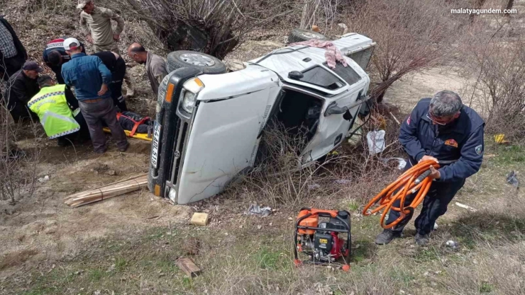 Malatya'da pikap şarampole devrildi: 2 yaralı