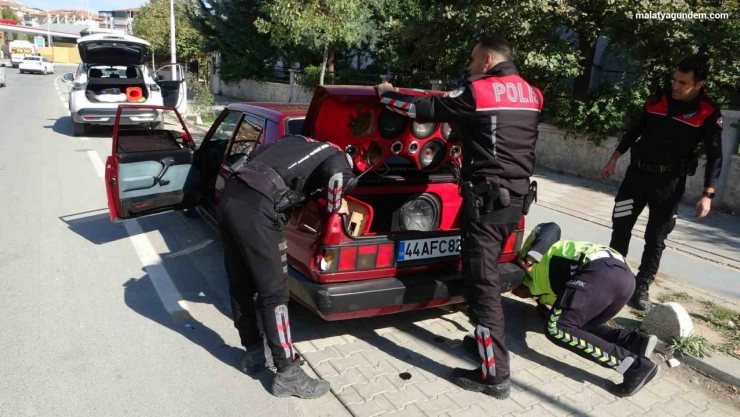 Polisin 'dur' ihtarına uymayan araçta uyuşturucu ele geçirildi
