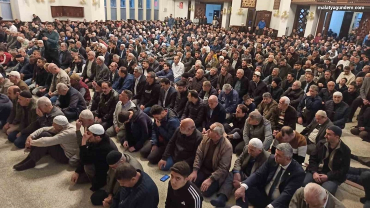Bayram namazında camiler doldu taştı