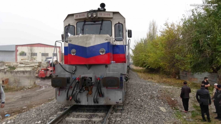 Malatya'da raylara düşen kişi trenin çarpması sonucu yaralandı