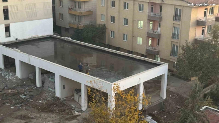 Rezerv alandaki inşaat suyla doldu, tahliye için duvar delindi
