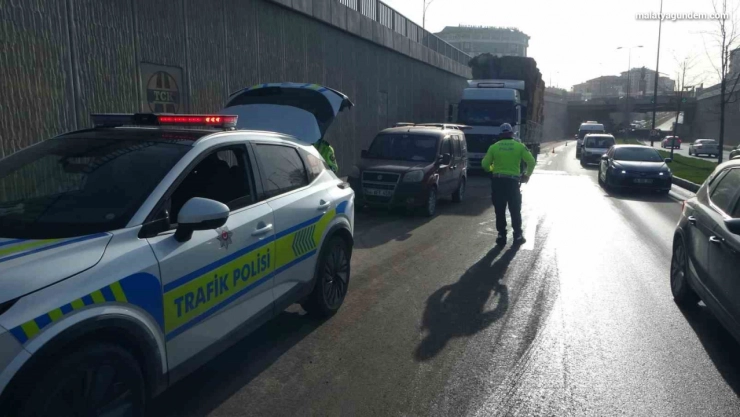 Alt geçitte şaftı kırılan tır trafiği kilitledi