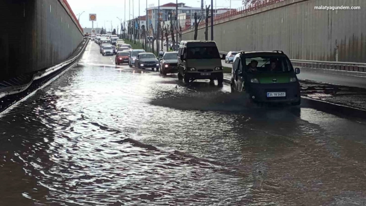 Sağanak etkili oluyor: Yollar göle döndü