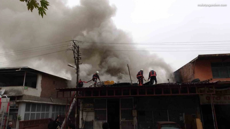 Malatya'da sanayi sitesindeki yangın kontrol altına alındı